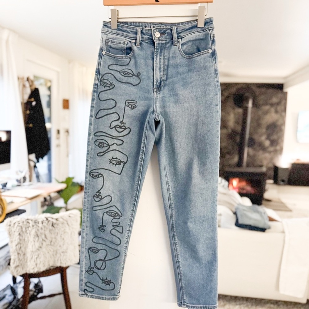 American Eagle Mom Blue Jeans with Artistic Line Drawing Design